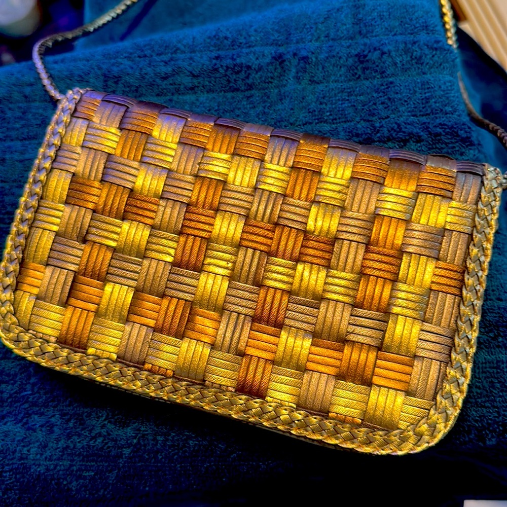 Beautiful small purse you’ll love these beautiful colors